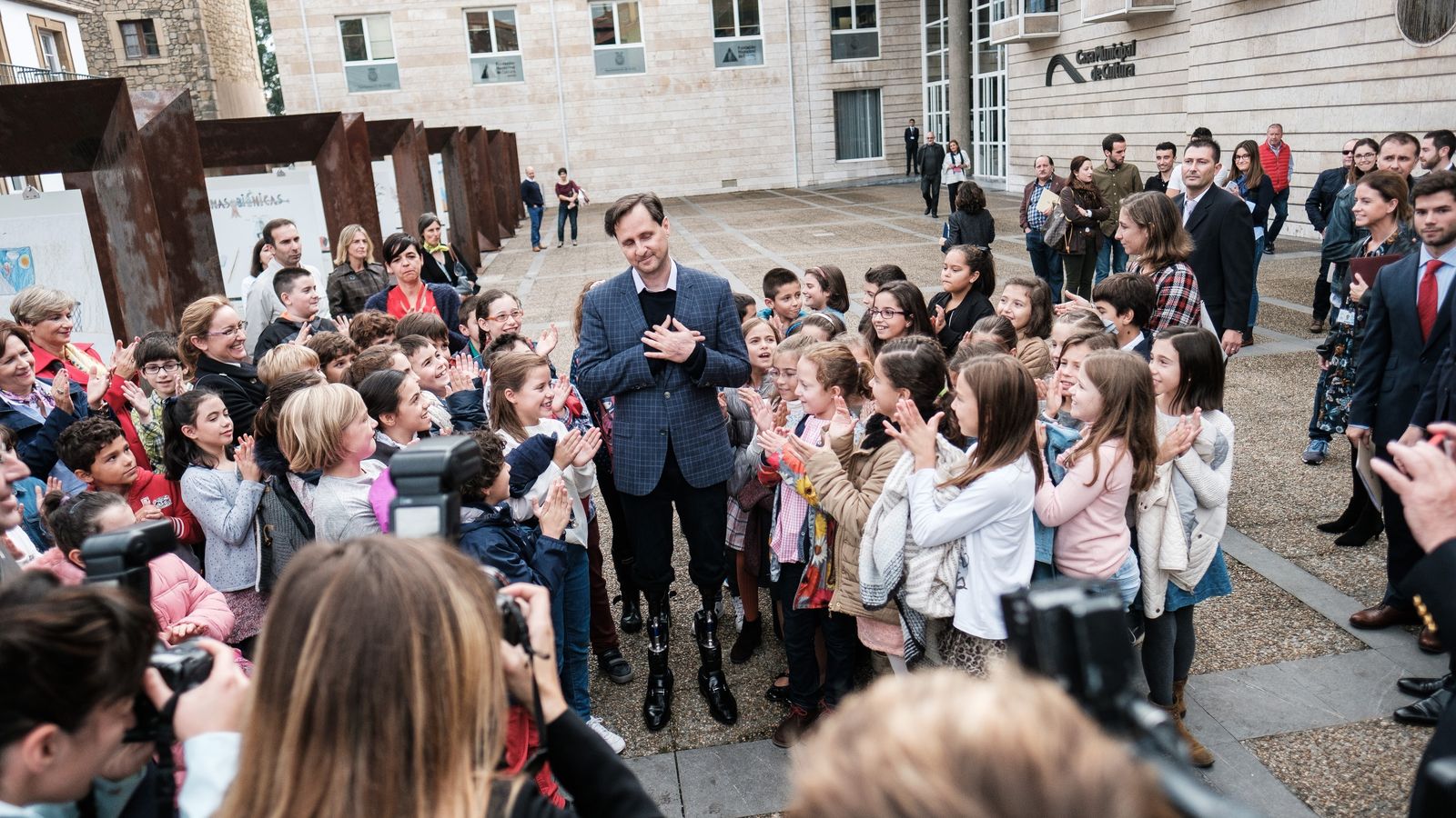 El hombre biónico Hugh Herr, emocionado tras la ovación de los escolares en 2016.