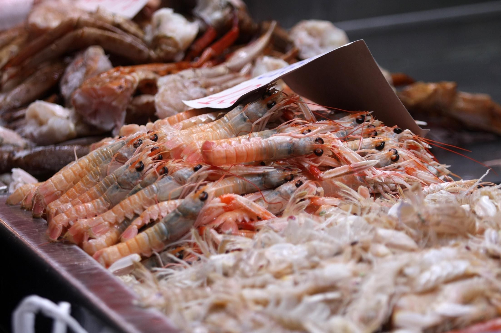 Imágenes del ambiente en el Mercado del Carmen de Huelva