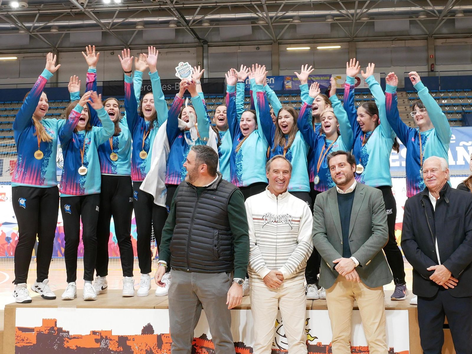 Momento en el que las jugadoras del CD Estuaria levantan el trofeo.