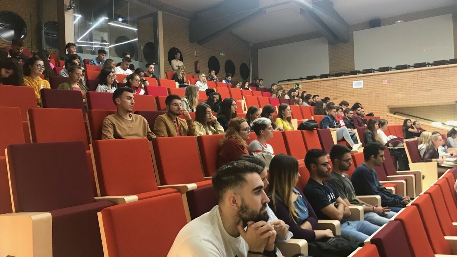 Entre el público, estudiantes de Turismo y de Ciencias Económicas.