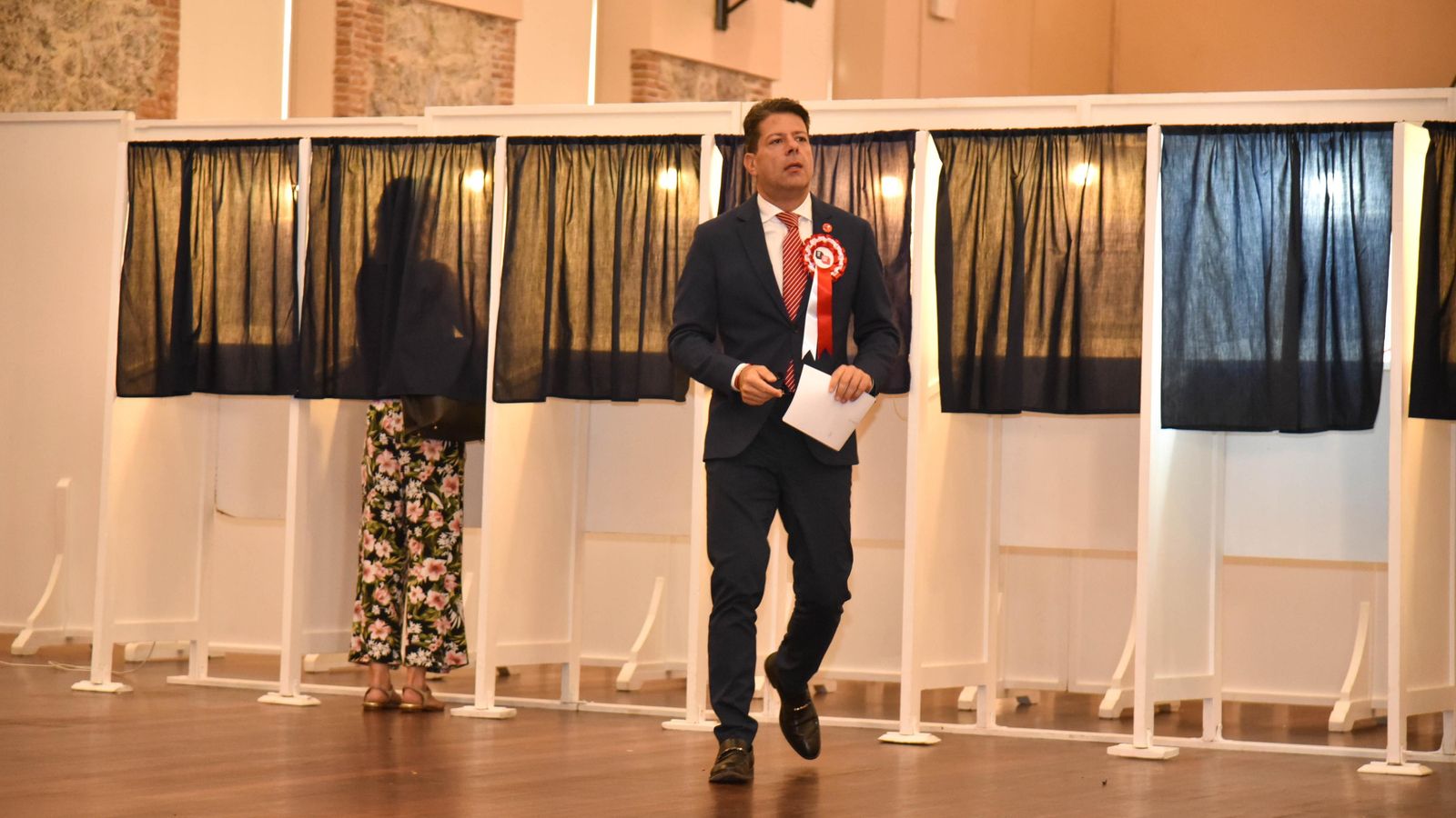 Fabián Picardo se dispone a depositar su voto.