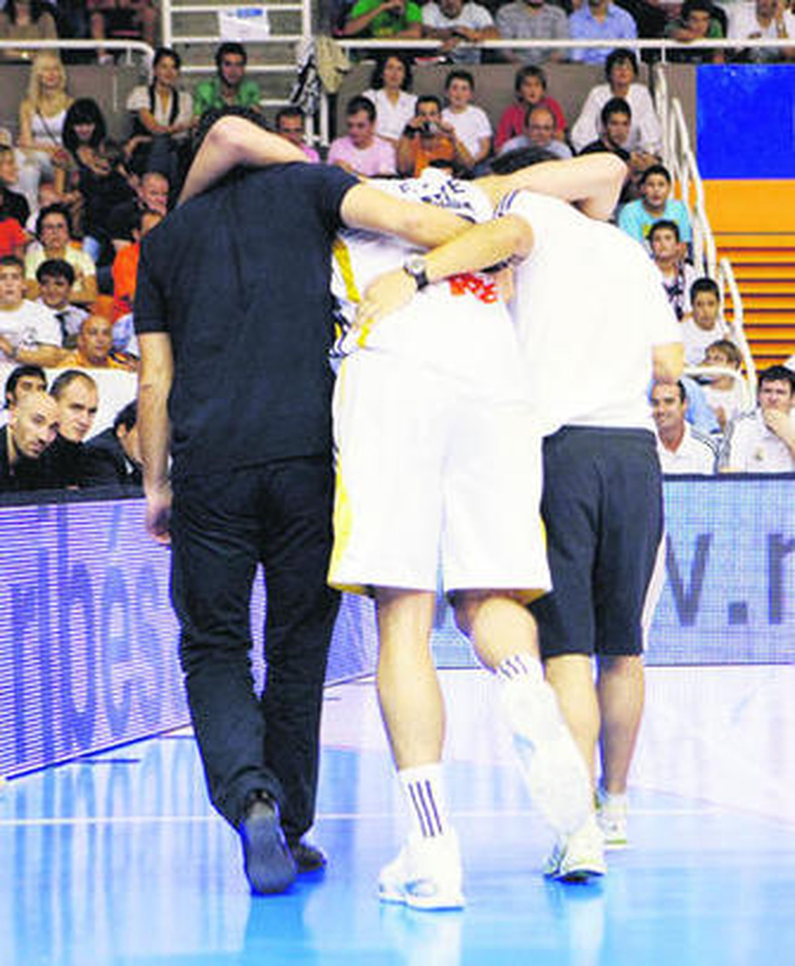 Felipe Reyes es auxiliado al retirarse de la pista en el choque del pasado martes ante Estudiantes.