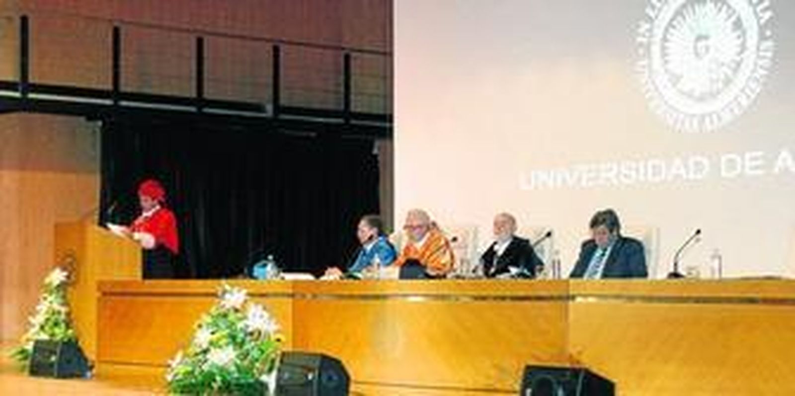 El secretario de la Universidad de cuenta de la Memoria del curso académico 2013-2014 en el inicio de apertura oficial del presente curso académico.