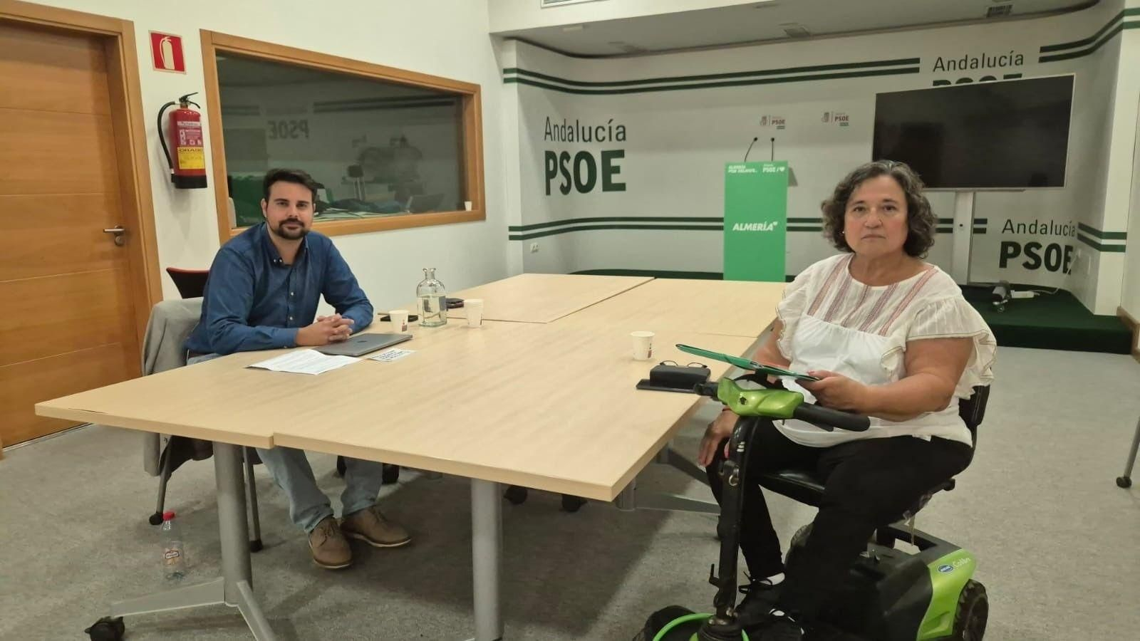 El parlamentario socialista Mateo Hernández, junto a Rosa Hernanz, de la Plataforma Niñ@s de la Polio