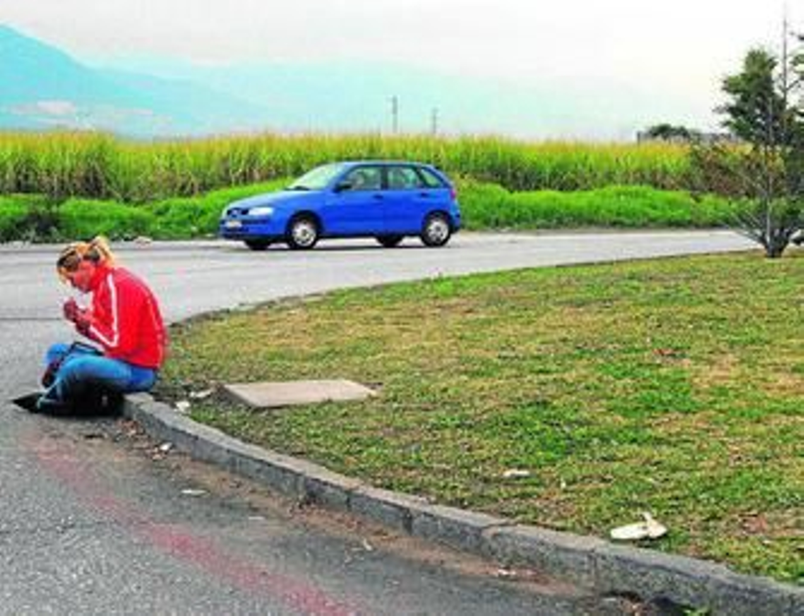Una prostituta sentada en una rotonda del polígono del Guadalhorce.