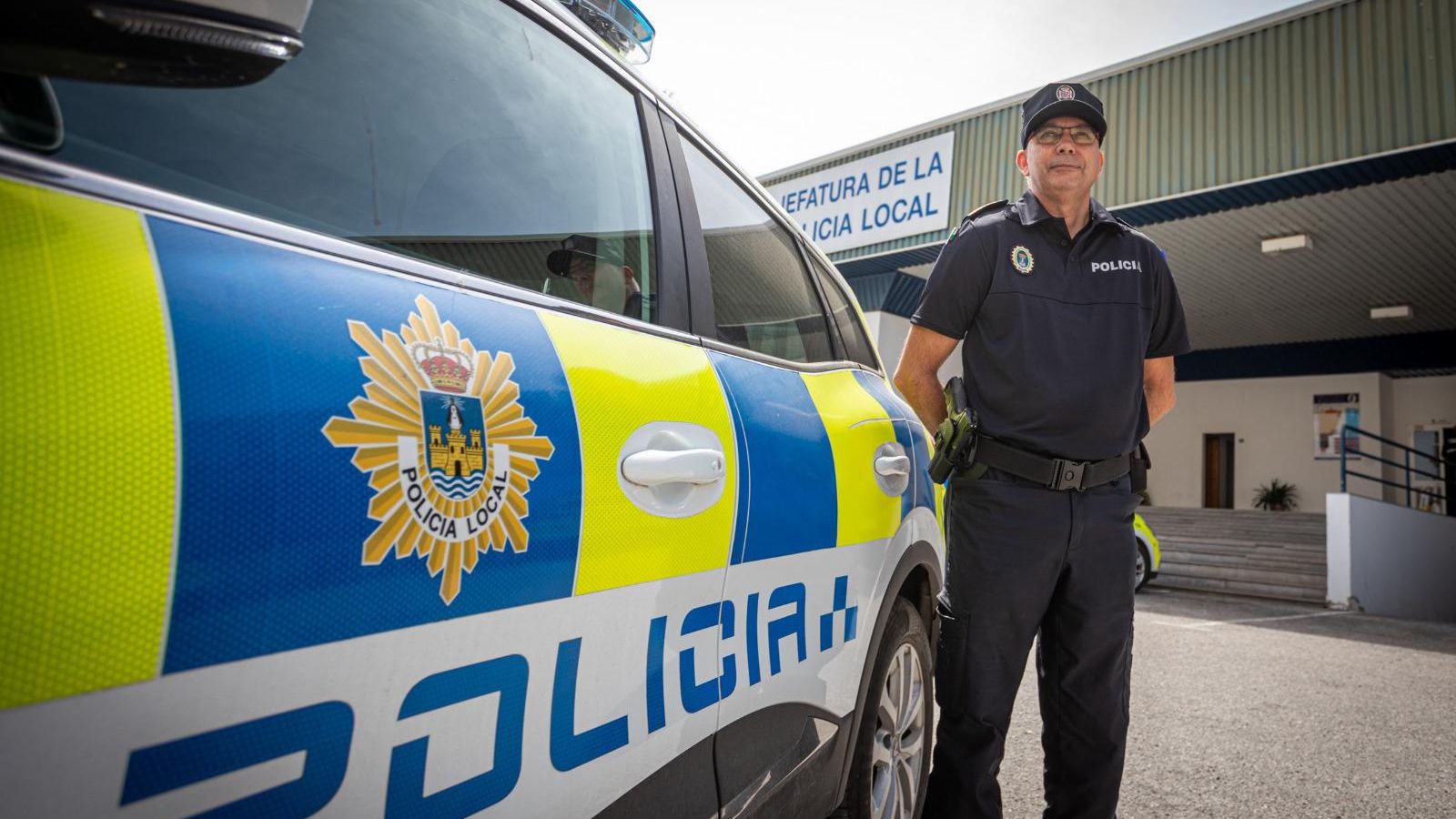 Carlos Rodríguez Baturome, ante la sede de la Jefatura de la Policía Local de El Puerto de Santa María. Carlos Rodríguez Baturome, ante la sede de la Jefatura de la Policía Local de El Puerto de Santa María.