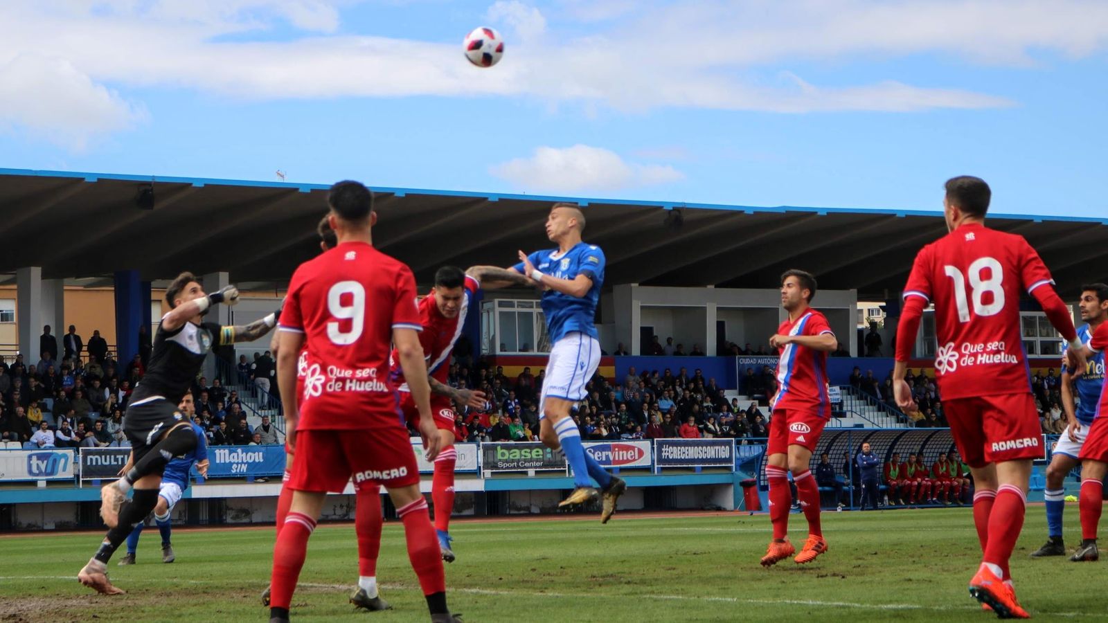 Marc Martínez sale a despejar en un balón aéreo.