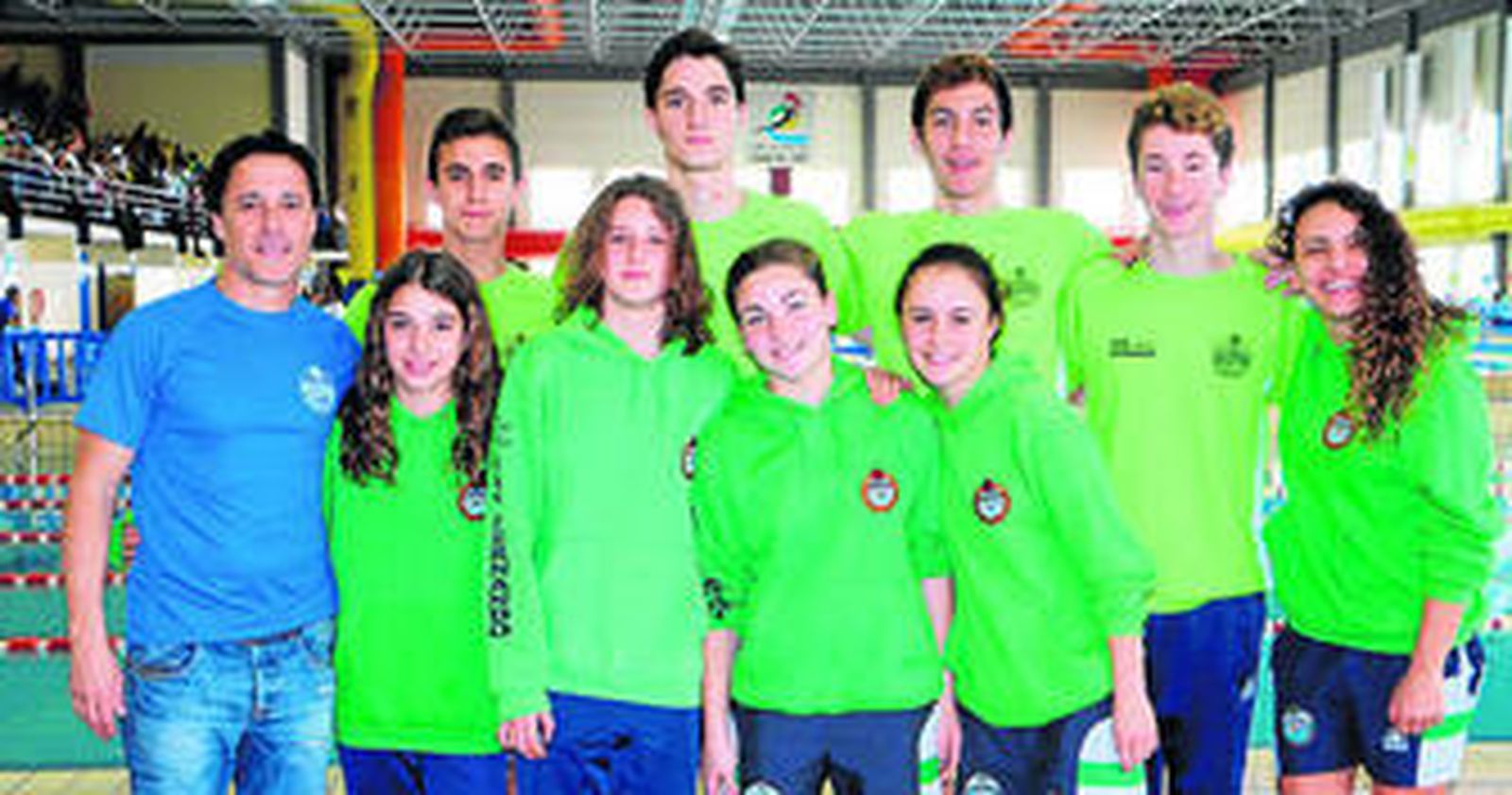 Los equipos infantil y júnior del Club Natación San Fernando posan al finalizar la competición en Cádiz.