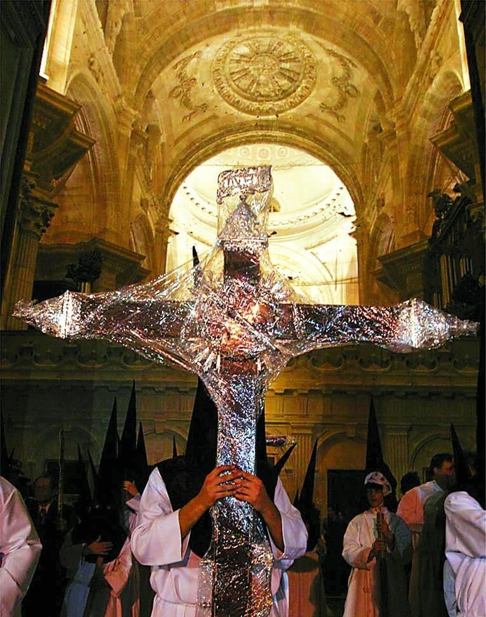 La cruz de guía de Ecce-Homo protegida con un plástico el Martes Santo de 2005.