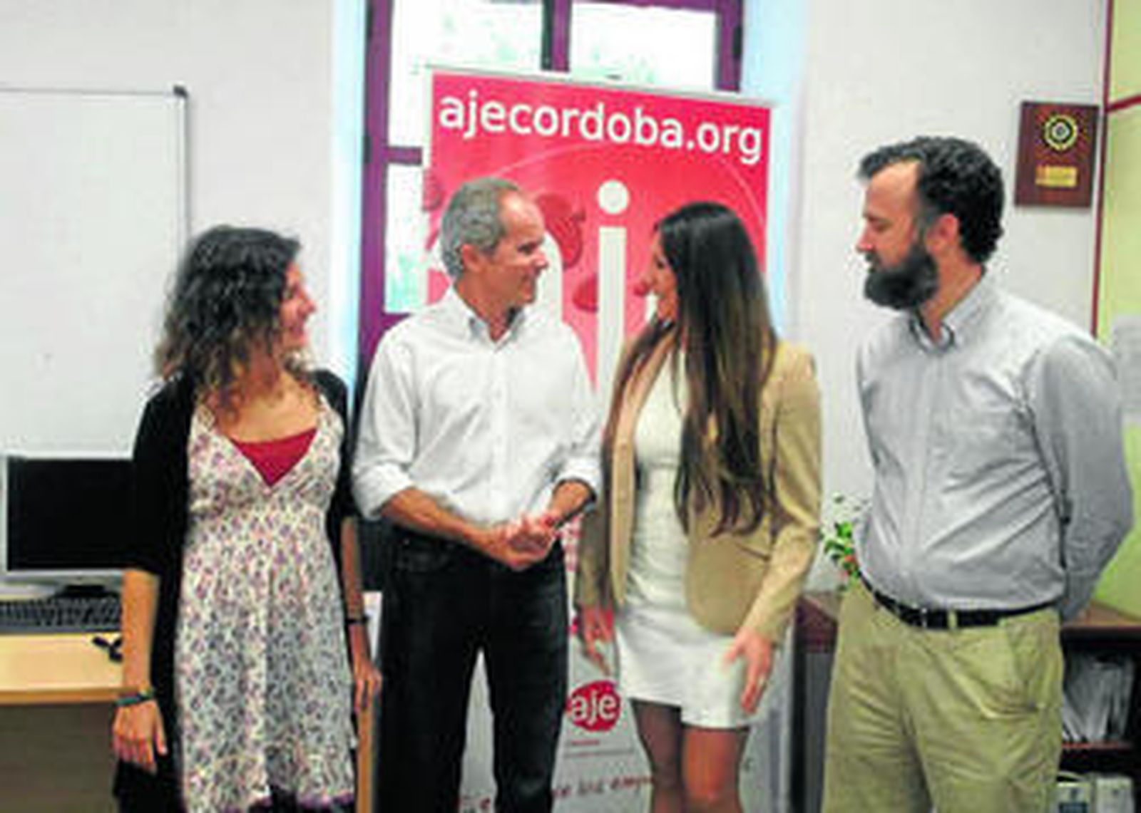 Rafael Blázquez y Marisol Chacón, en el centro, ayer en la sede de AJE.