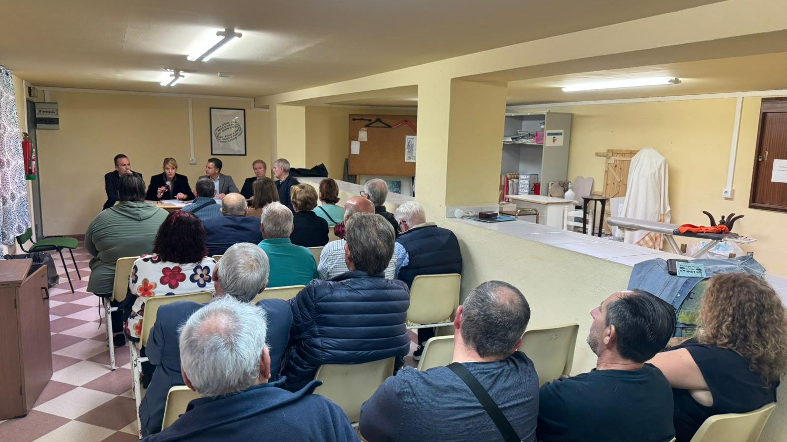 Un momento de la reunión entre el Ayuntamiento de Huelva y los vecinos.