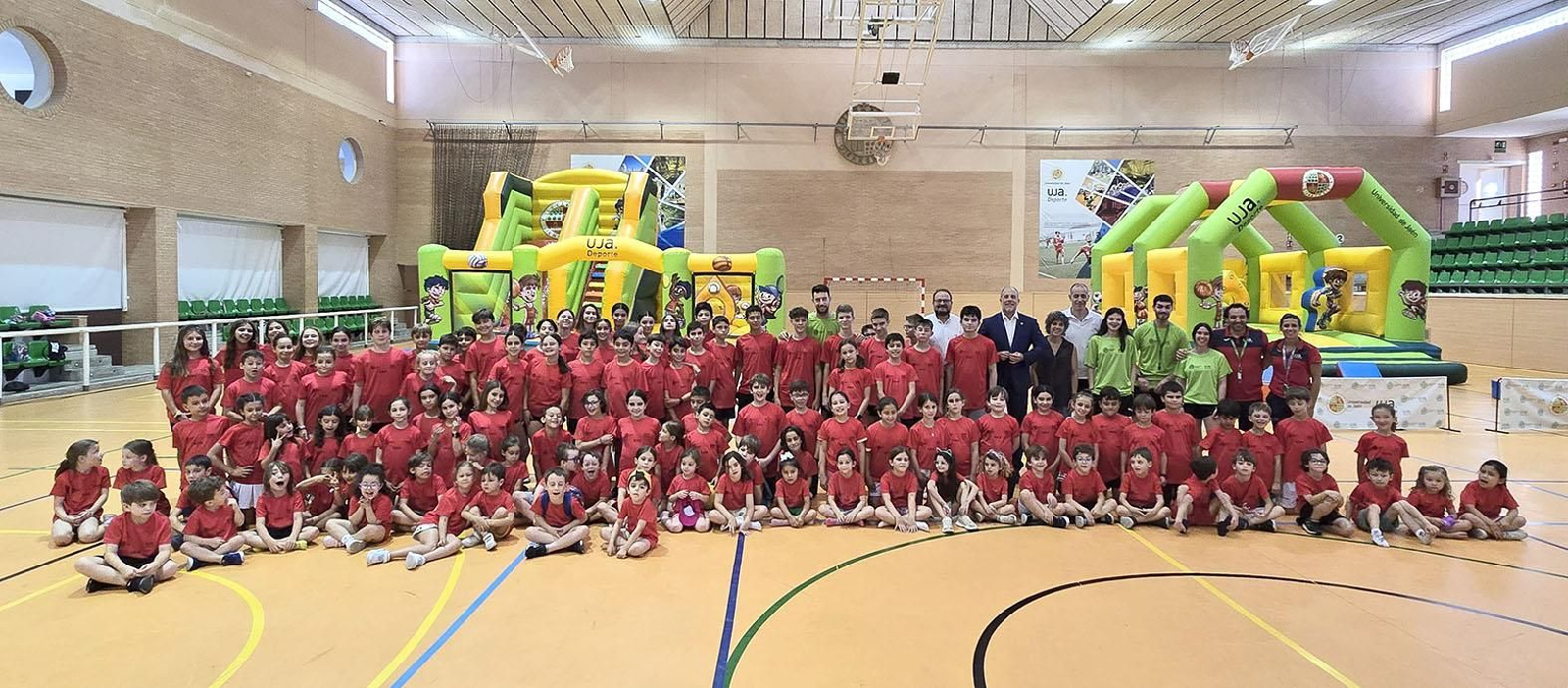 Foto de familia en la visita del rector Nicolás Ruiz al alumnado participante.