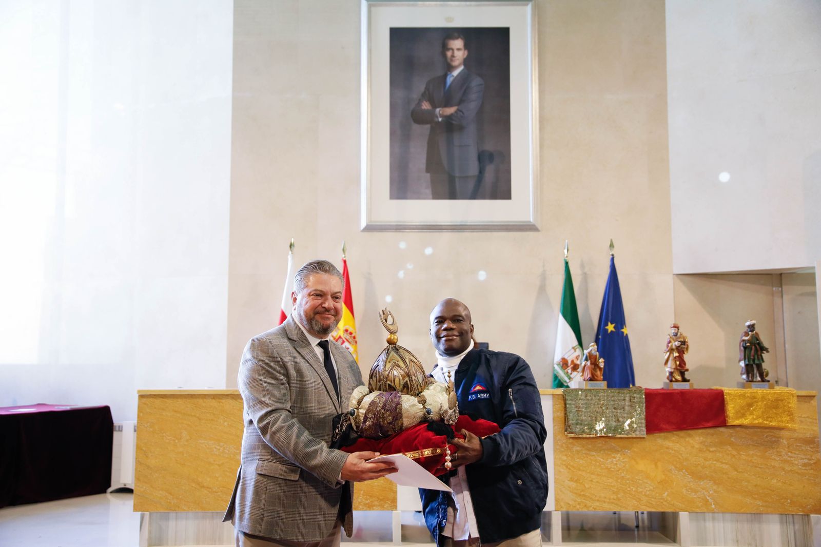 Imágenes de la entrega de las coronas a los emisarios de sus Majestades los Reyes Magos de Oriente