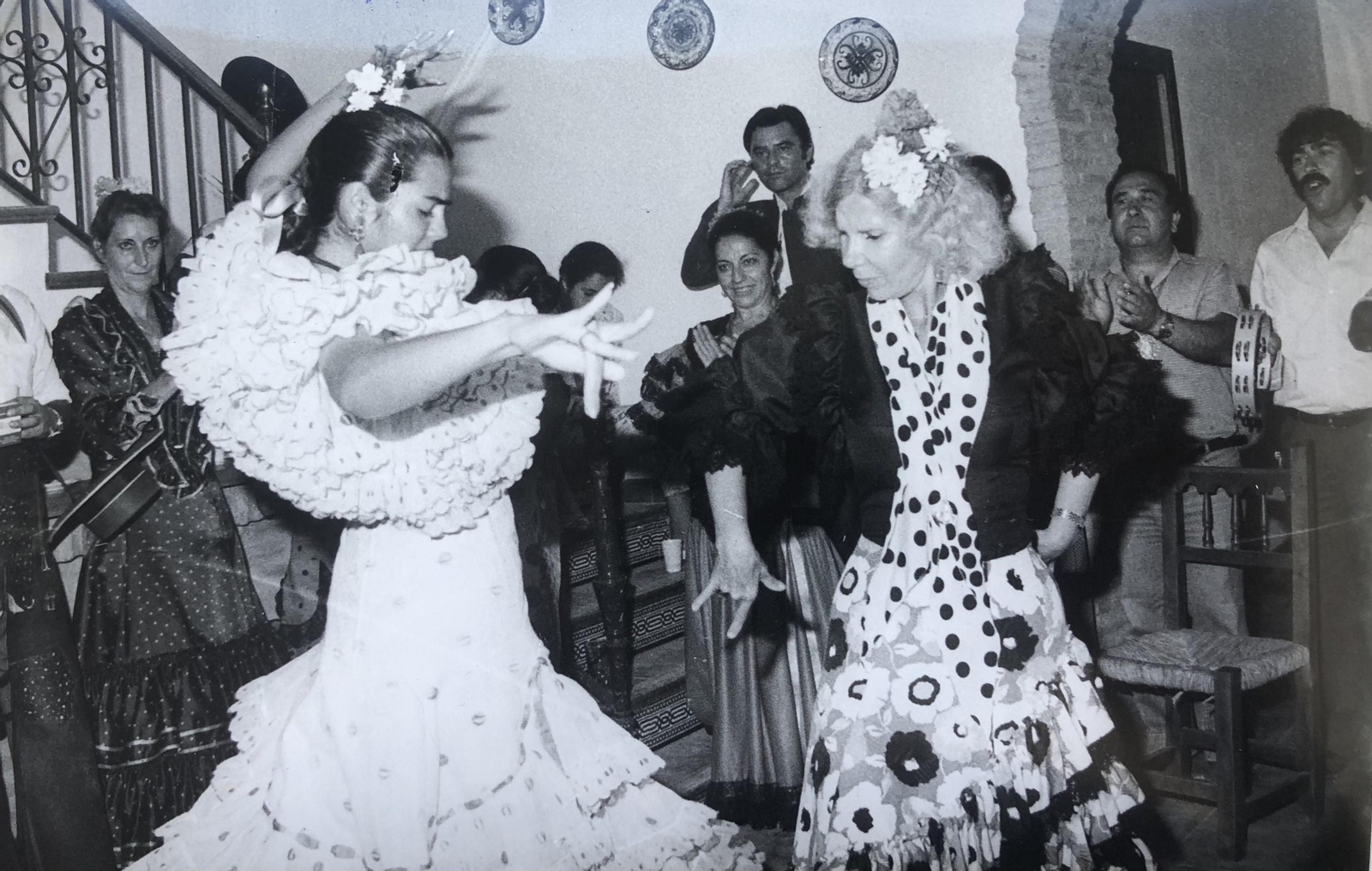 Silvia Pantoja y la duquesa de Alba bailan sevillanas en una casa de El Rocío durante la romería de 1986.