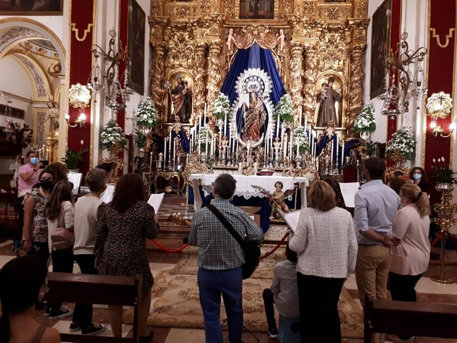 Una agrupación dedica una serenata a la Virgen de la Aurora.