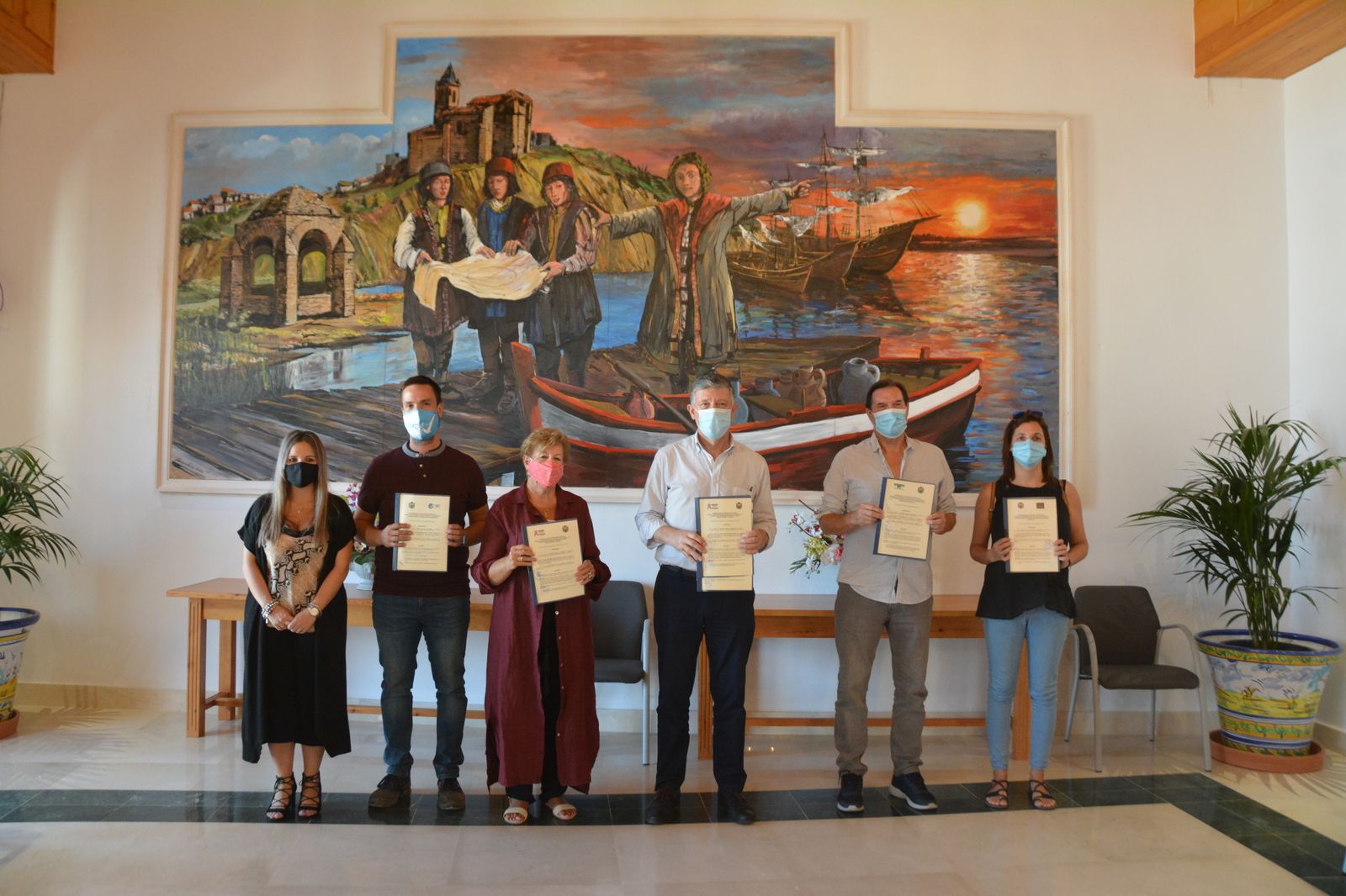 Los representantes de los colectivos, con el alcalde de Palos de la Frontera.