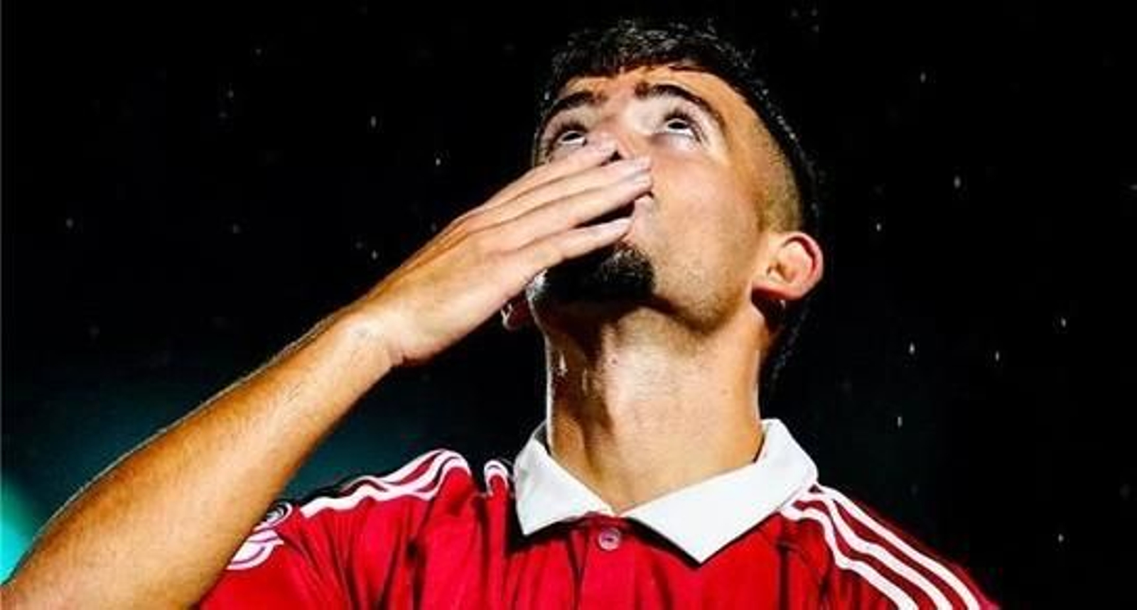 Kike Salas lanza un beso al cielo tras conseguir el cuarto gol sevillista.
