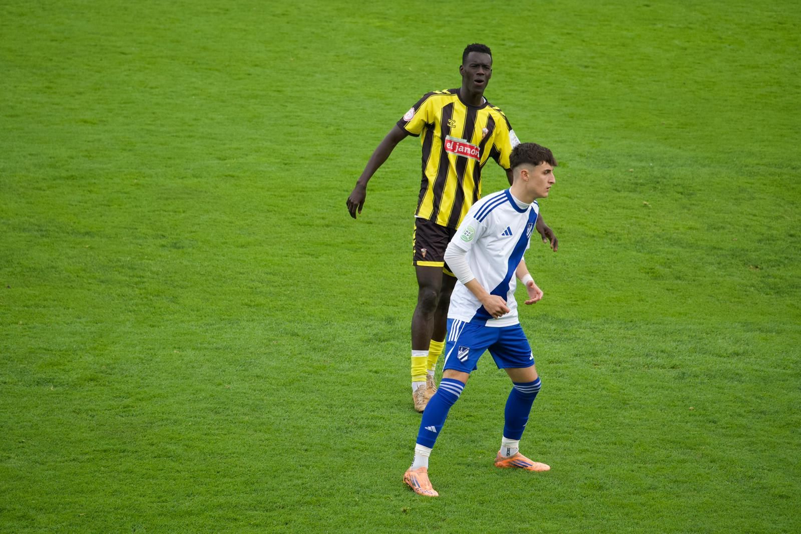Pablo Évora y Cheikh en un momento del partido.