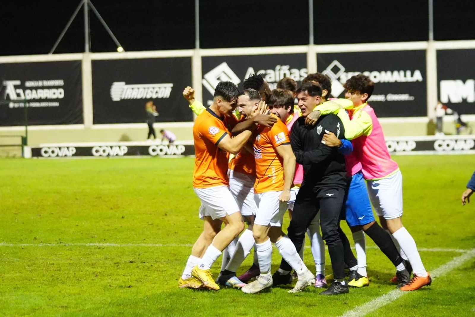 Los jugadores del Pozoblanco celebran el gol de Kilian ante el Sevilla C.
