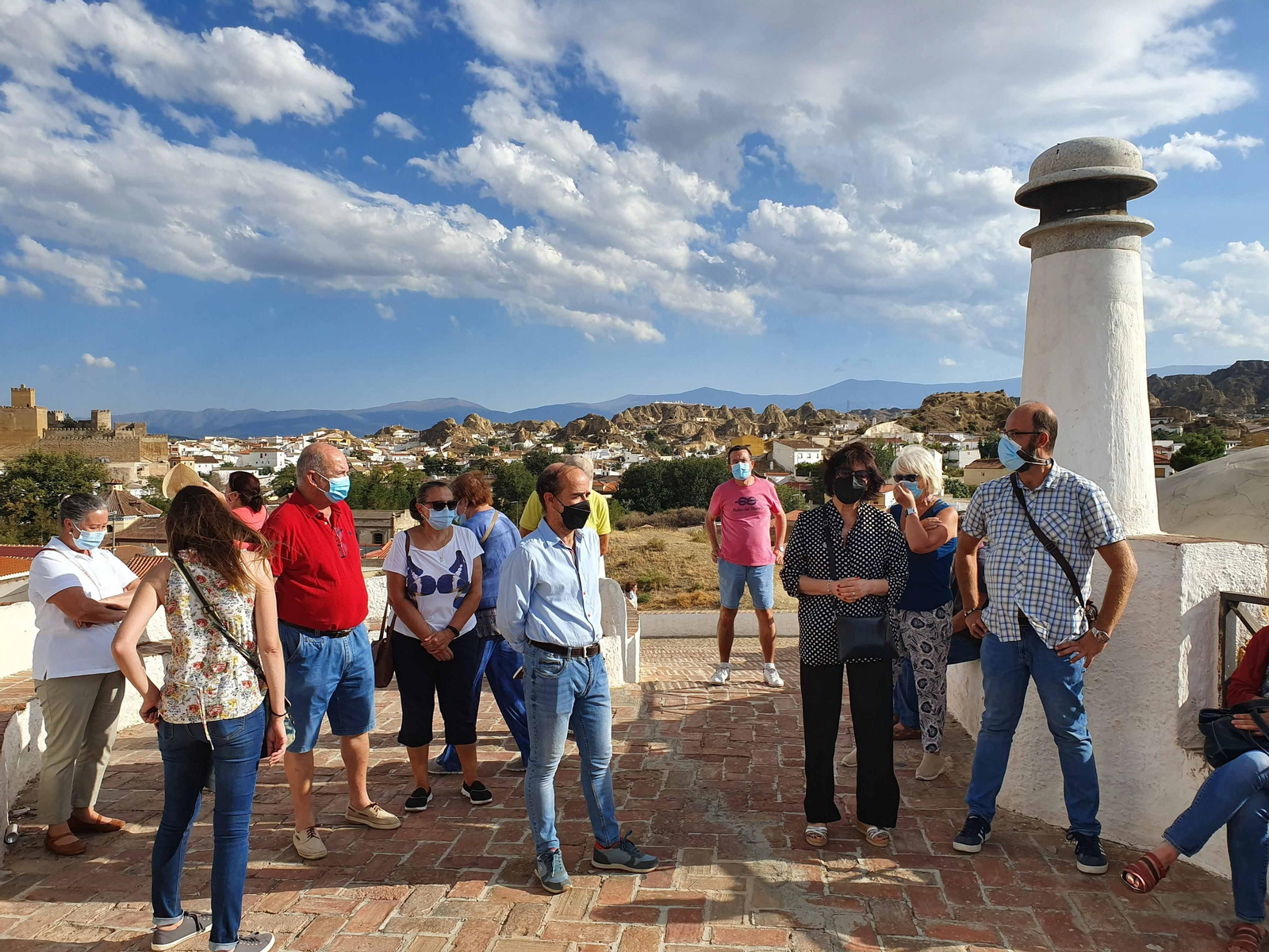 Un momento del paseo para conocer el origen del barrio de las Cuevas de Guadix.