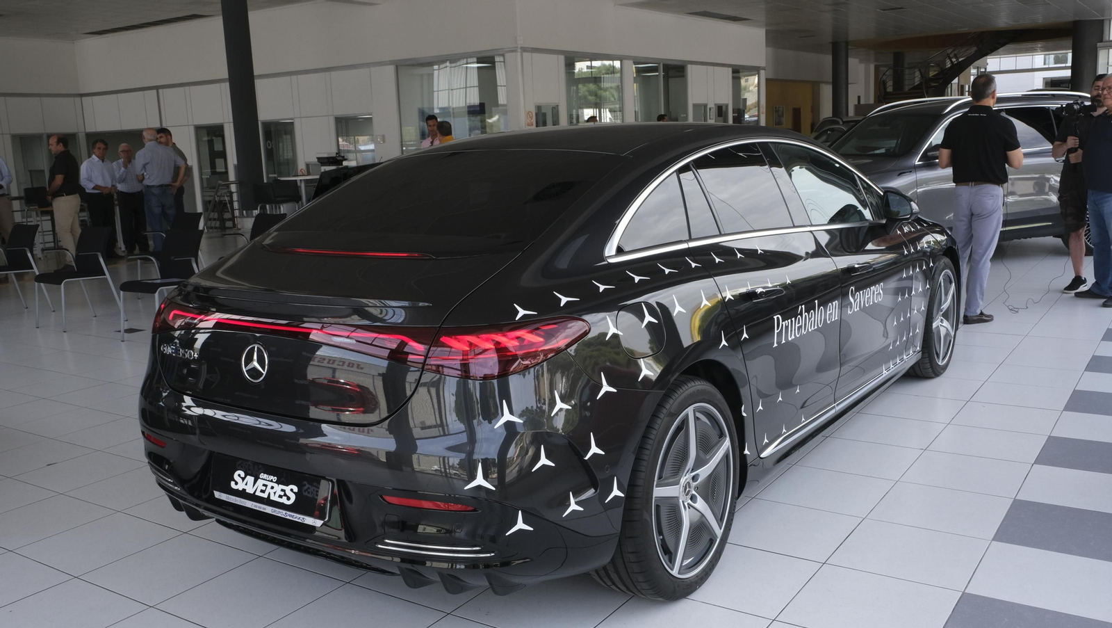 Imágenes de la presentación del Mercedes EQE en el concesionario Saveres, de Huércal de Almería