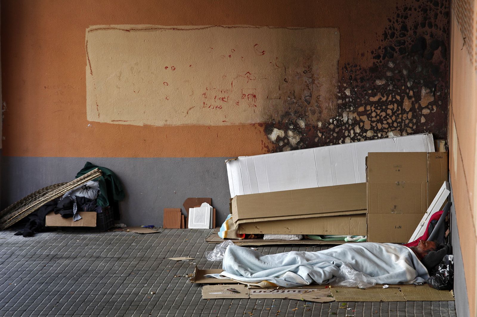 Imagen de uno de los soportales con las pertenencias y los enseres de algunos sin techo.