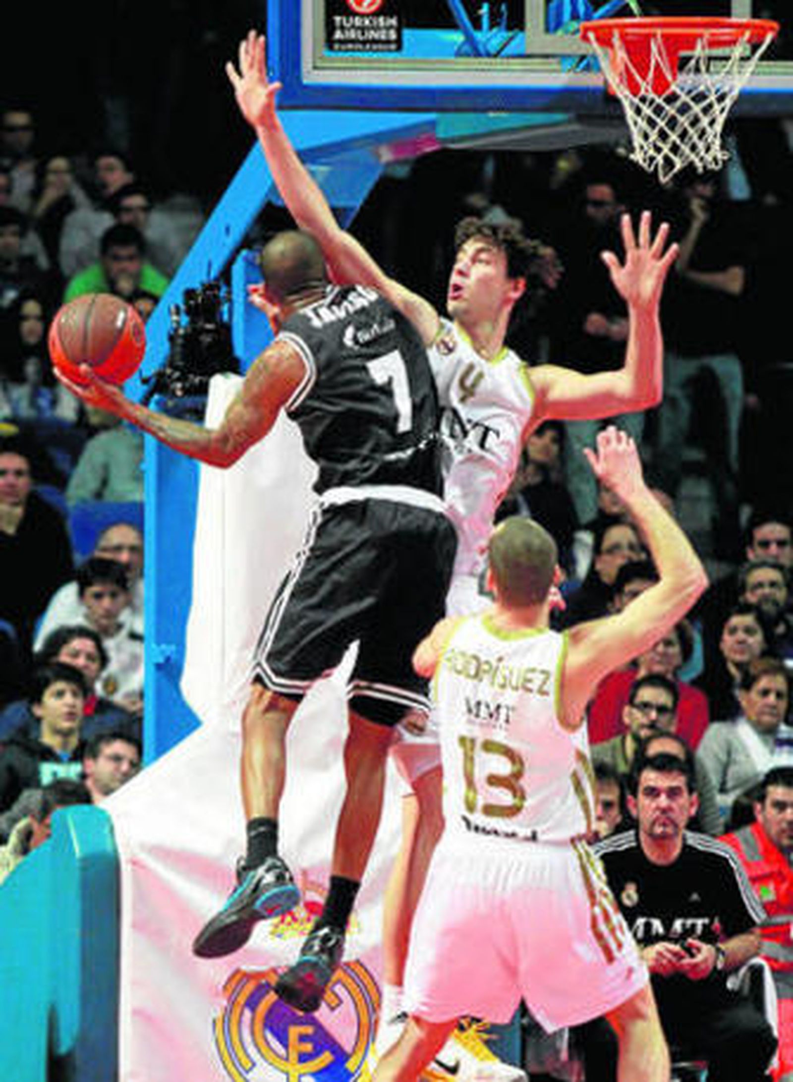 Tomic defiende ayer la entrada a canasta de Aaron Jackson.