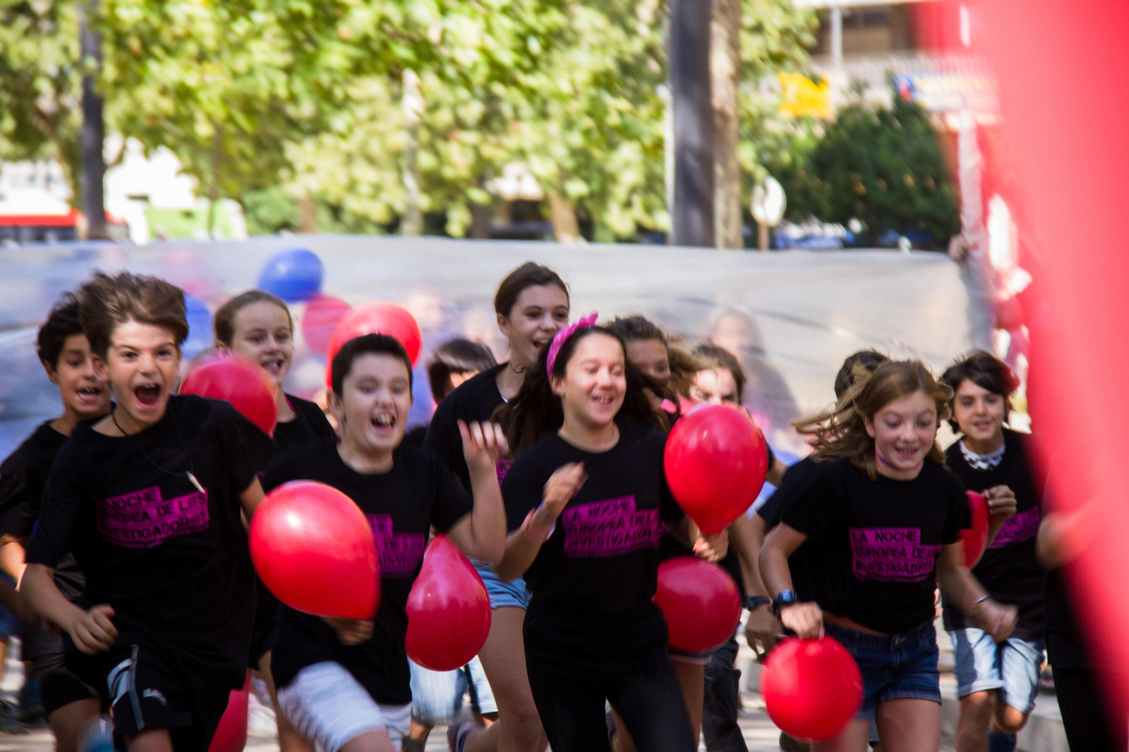 Alumnos del Colegio Sancho Panza recrean cómo funciona un acelerador de partículas en la presentación de la Noche Europea de los Investigadores.