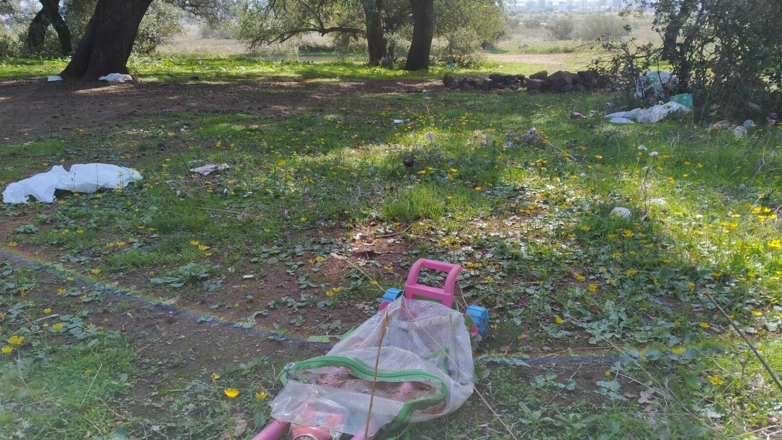 Juguetes, plásticos y otros residuos junto a una zona de perol en El Patriarca.