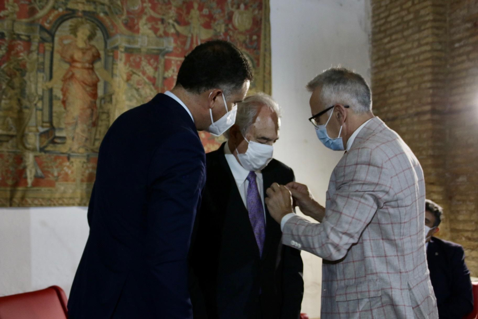 Momento de la entrega del premio a Jorge Urrutia Gómez.