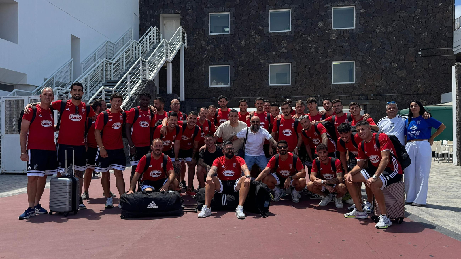 La expedición del Xerez CD posa a su llegada a Lanzarote.