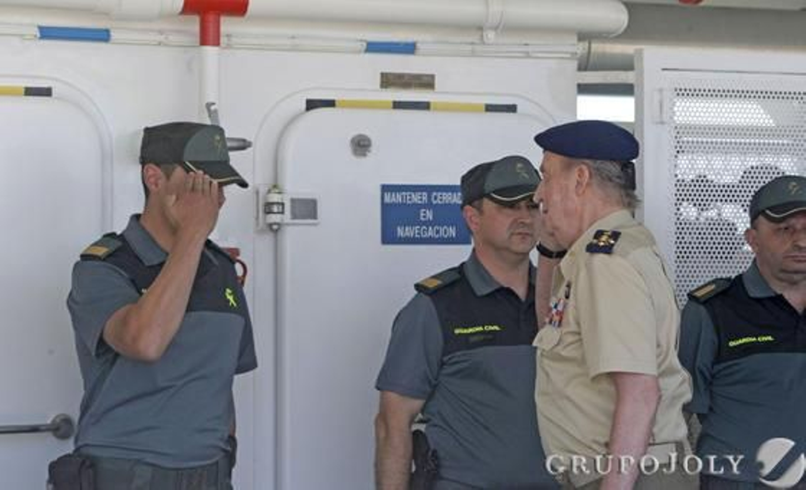Don Juan Carlos muestra su apoyo a los pescadores y a la Guardia Civil por el trabajo que realizan./Erasmo Fenoy