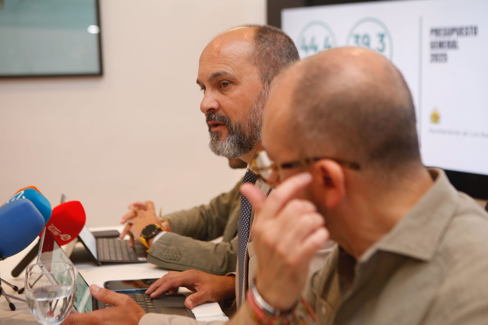 Miguel Alconchel, alcalde de Los Barrios, durante la rueda de prensa de hoy.