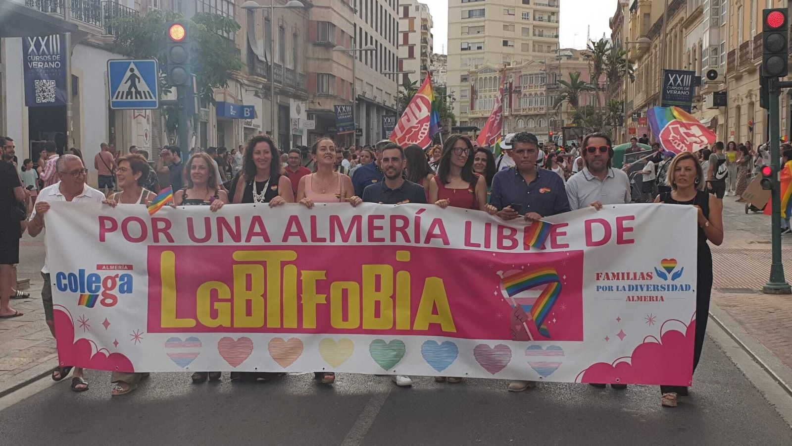 Una gran pancarta preside la manifestación por una "Almería libre de LGBTIFOBIA"