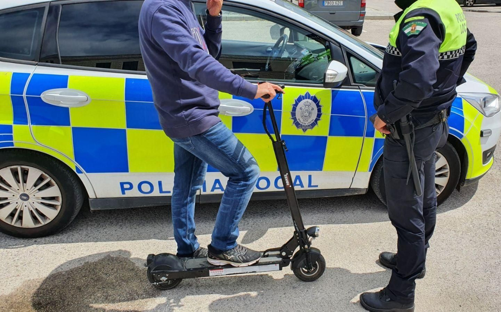 Un control de la Policía Local de Algeciras a un conductor de patinete.