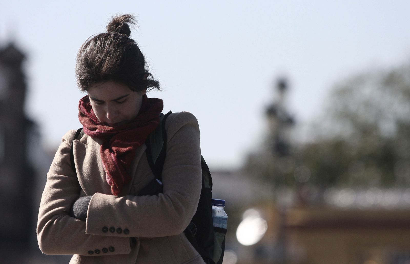 Una joven camina con frío por el centro de Sevilla