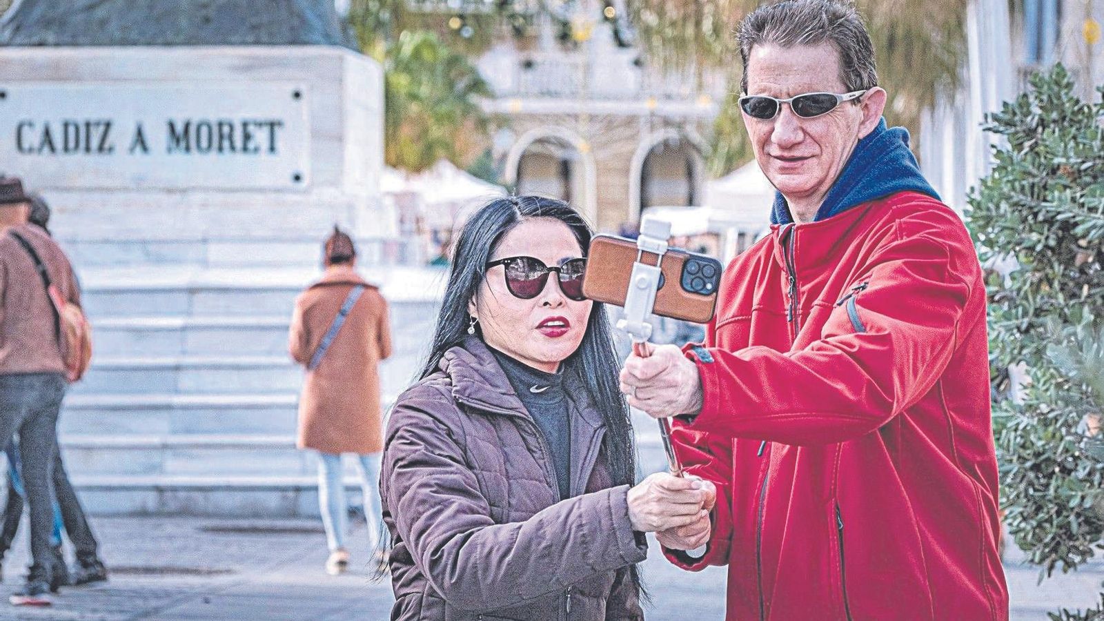 Un par de turistas se autorretrata con Moret y el Ayuntamiento de Cádiz al fondo Un par de turistas se autorretrata con Moret y el Ayuntamiento de Cádiz al fondo