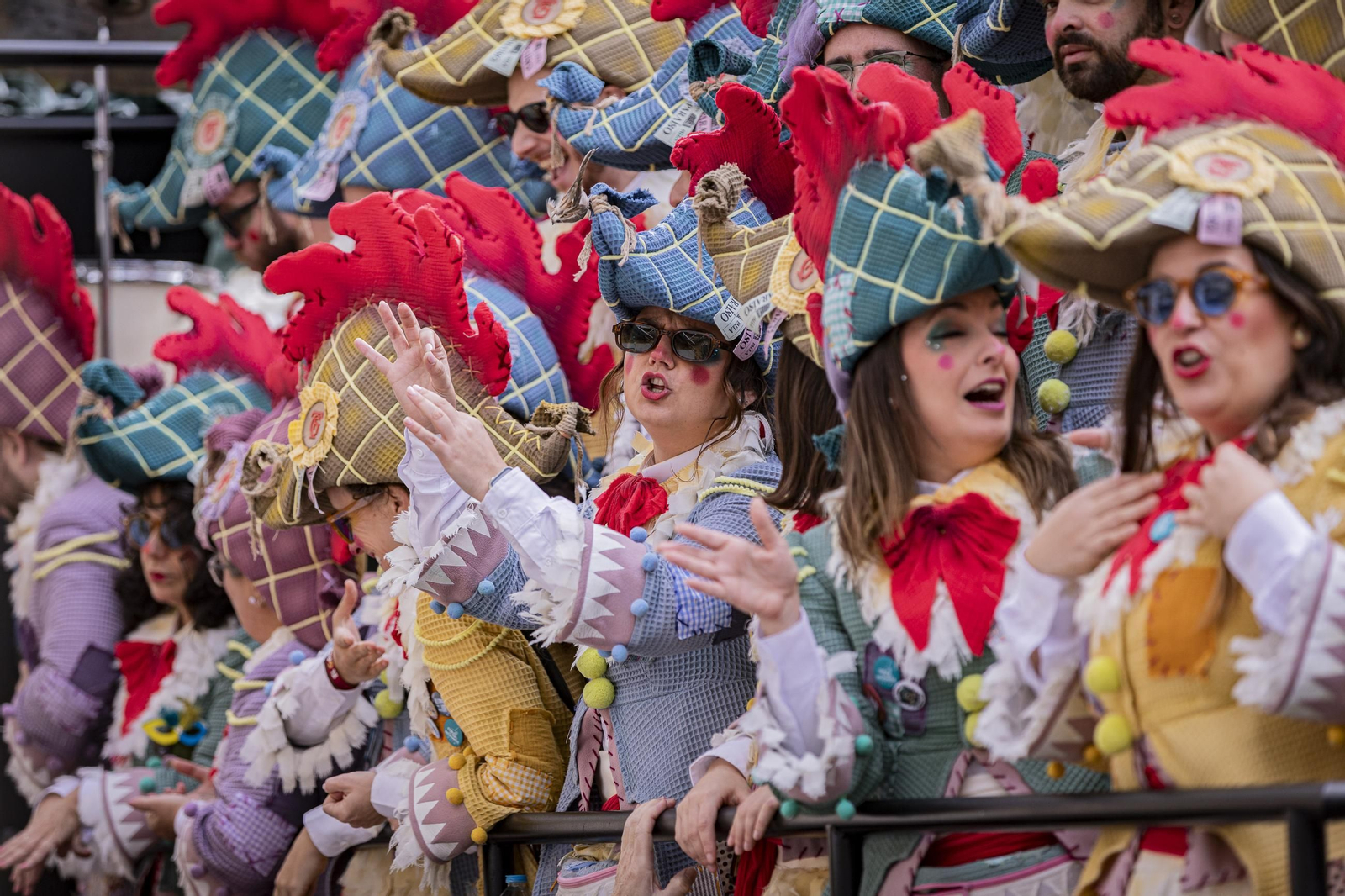 Las imágenes del segundo sábado de Carnaval de Cádiz 2025: Carrusel de coros bajo la lluvia