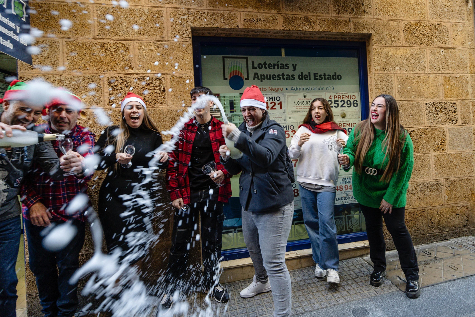 Lotería de Navidad 2023: Las imágenes de la celebración del Gordo en Cádiz