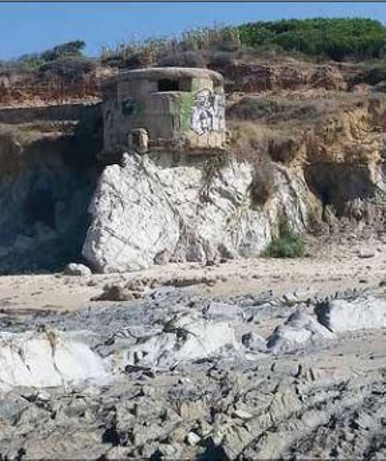 Fortín número 405, en el extremo septentrional  de la playa de los Lances (Tarifa), en 2013. Actualmente ha  desaparecido.