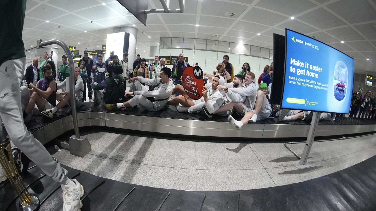 Alegría y éxtasis en la llegada del Unicaja al aeropuerto