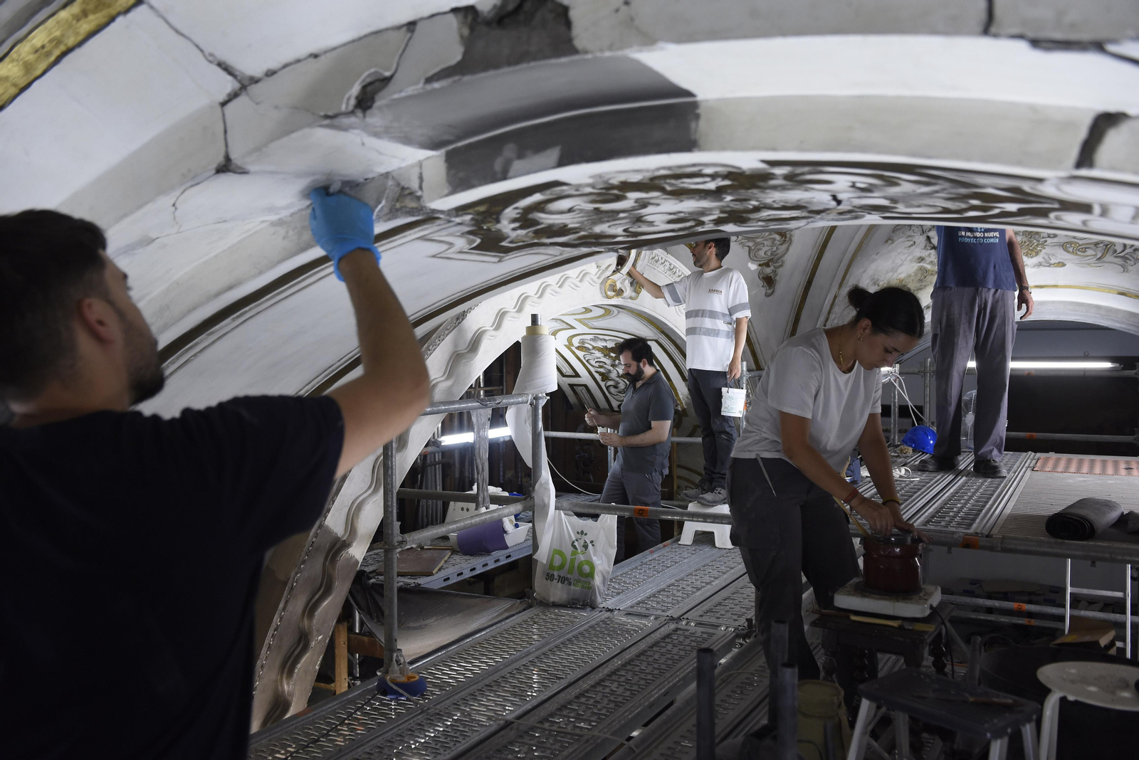 Todas las imágenes de la restauración de las pinturas en la Parroquia de la Magdalena