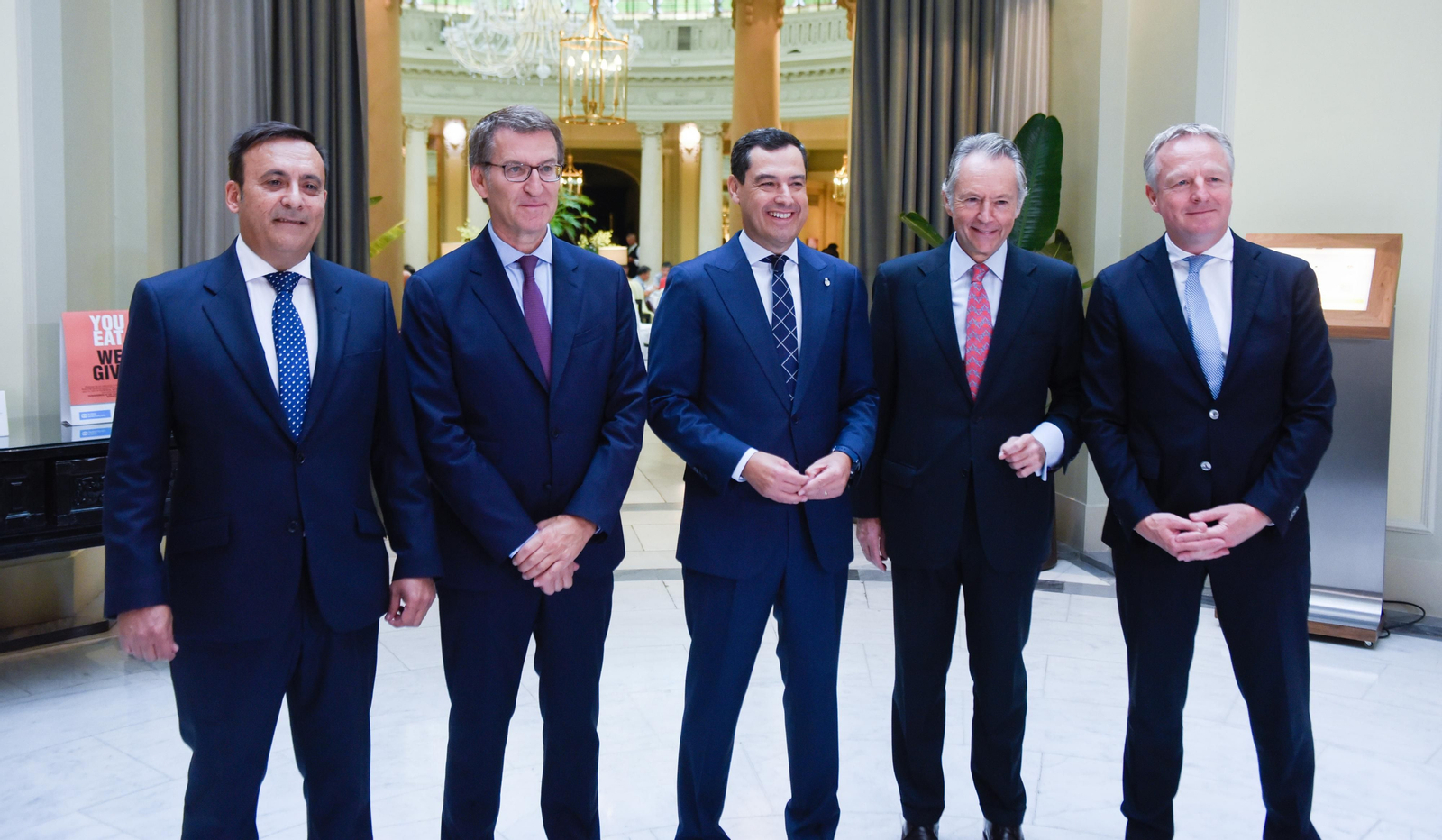 Los invitados al Foro Joly con Juanma Moreno en Madrid, en imágenes