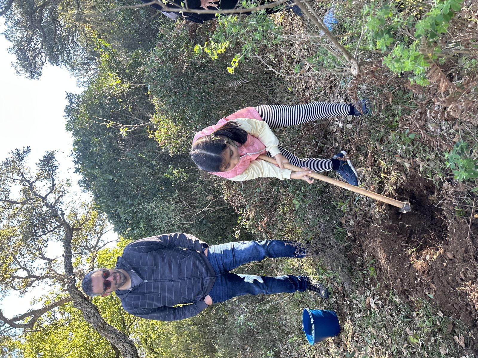 Jornada de reforestación en El Palancar por trabajadores de Acerinox, en imágenes