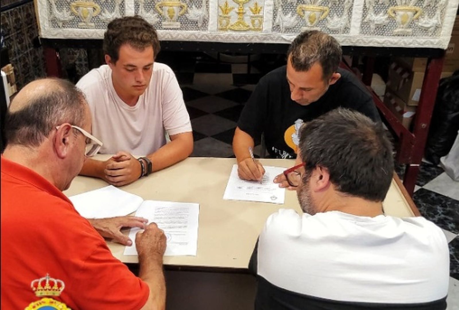 Firma del contrato entre las dos partes