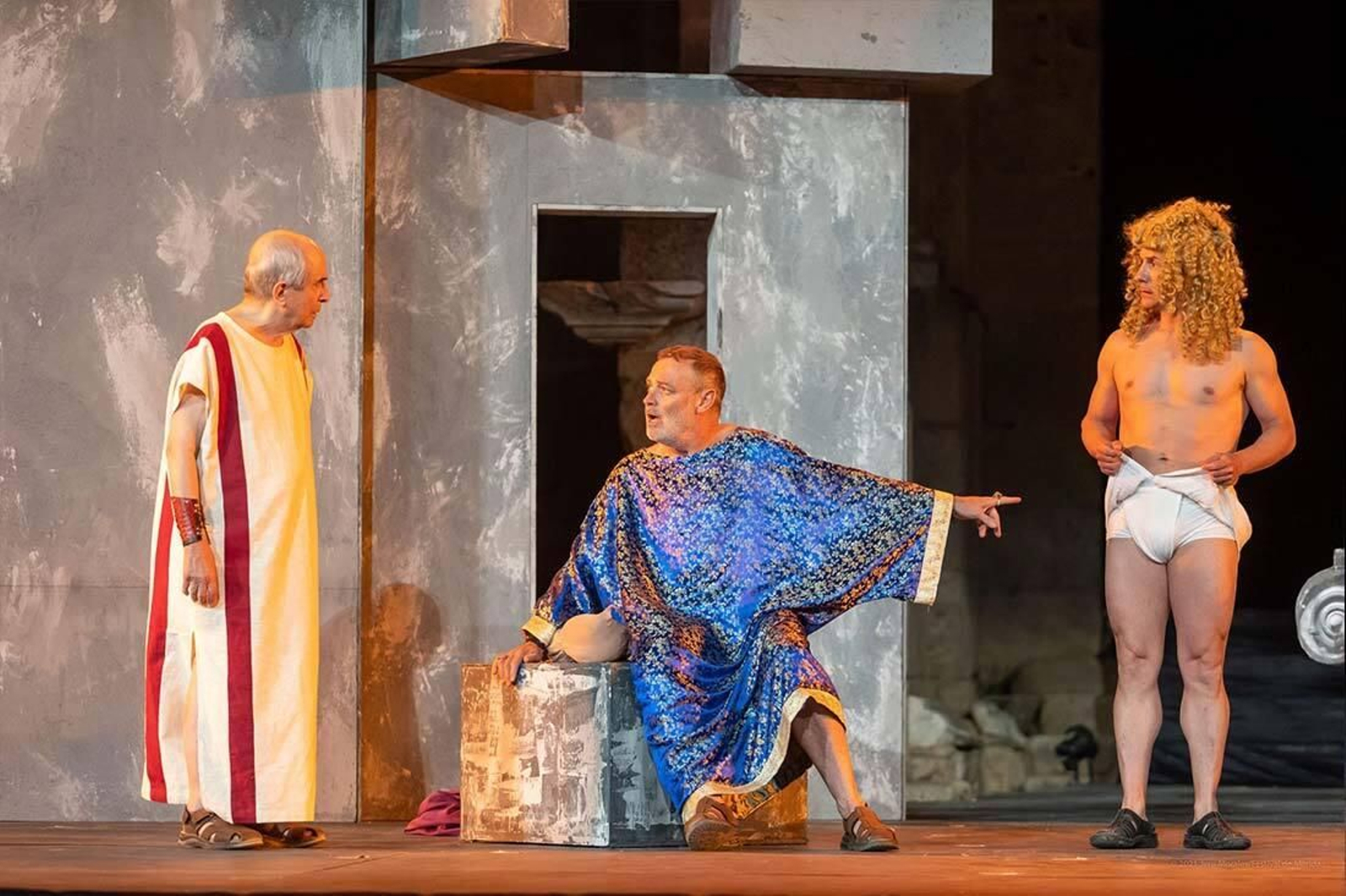 Un instante de la representación de ‘Mercado de amores’ con Pablo Carbonell en el centro