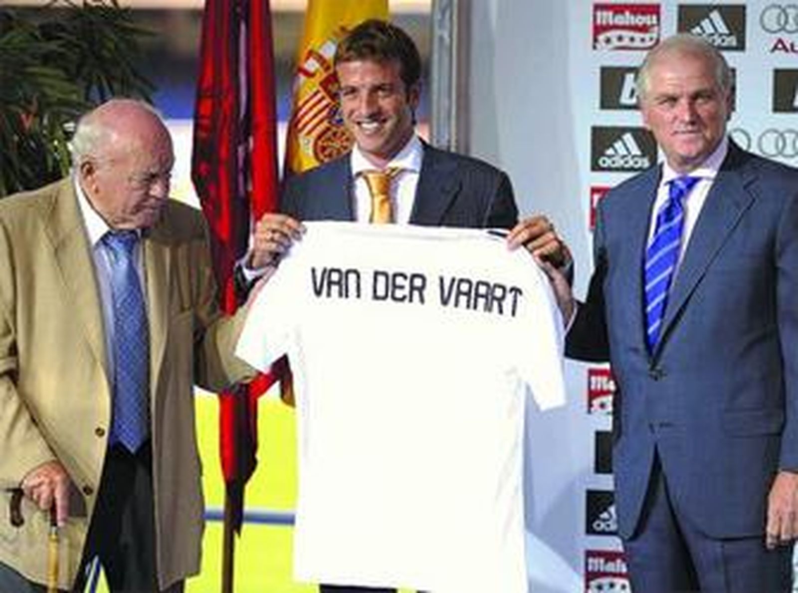 Rafael Van der Vaart en el momento de su presentación, junto a Alfredo di Stéfano y Ramón Calderón.