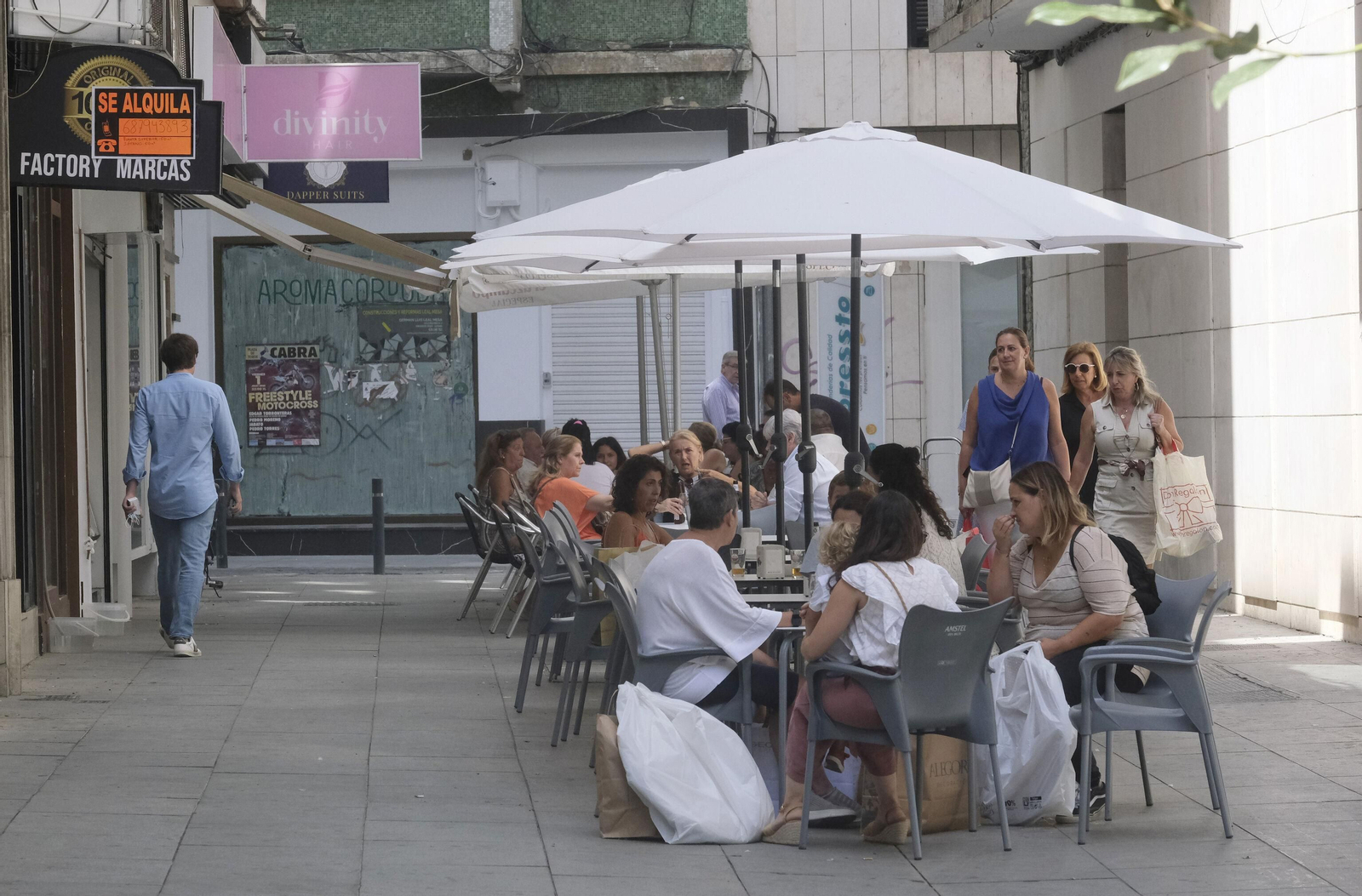 Terrazas llenas en el centro de Córdoba.