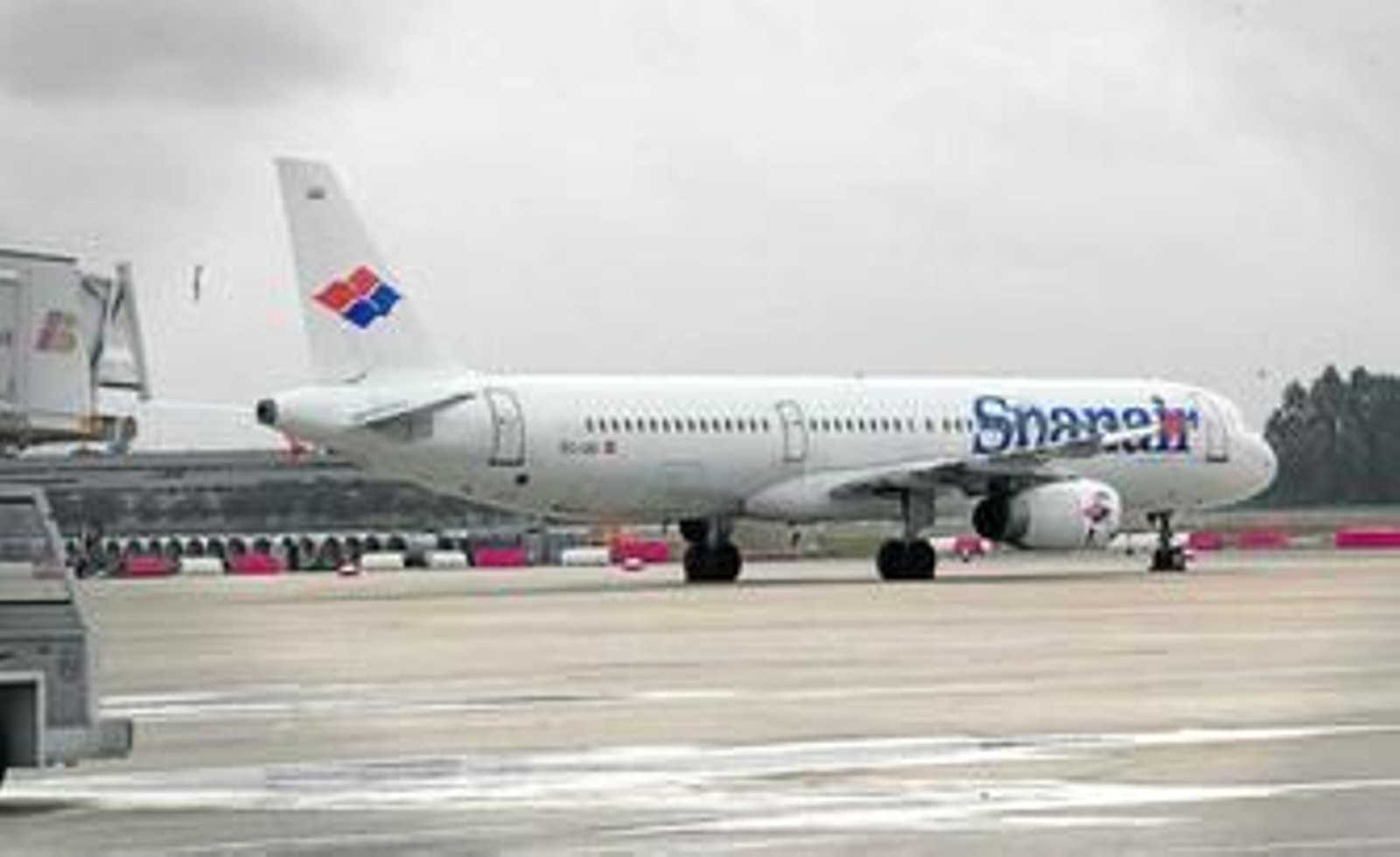 El avión de Spanair que aterrizó de emergencia permanecía ayer en las pistas de San Pablo. El avión de Spanair que aterrizó de emergencia permanecía ayer en las pistas de San Pablo.