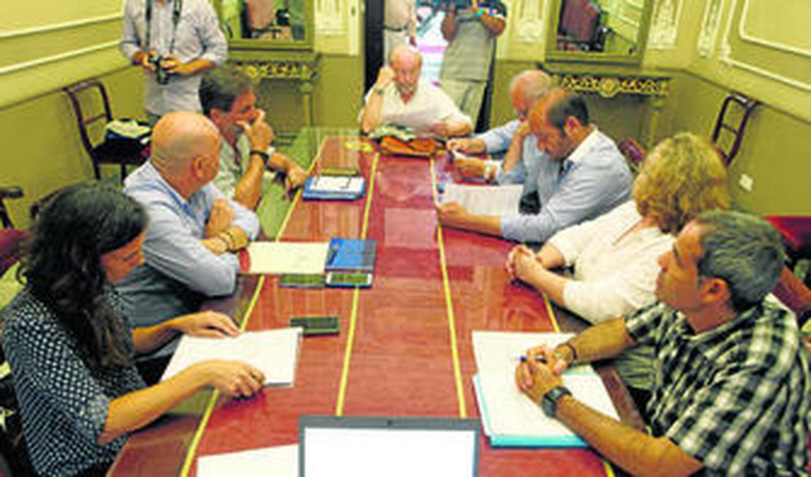 El consejo de administración de la Sociedad Municipal de la Información, que controla Onda Cádiz, al inicio de su reunión en la mañana de ayer.